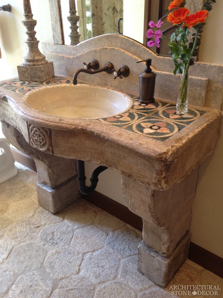 Cette photo montre un WC et toilettes méditerranéen de taille moyenne avec un carrelage multicolore, un sol en calcaire, un plan vasque et un plan de toilette en calcaire.