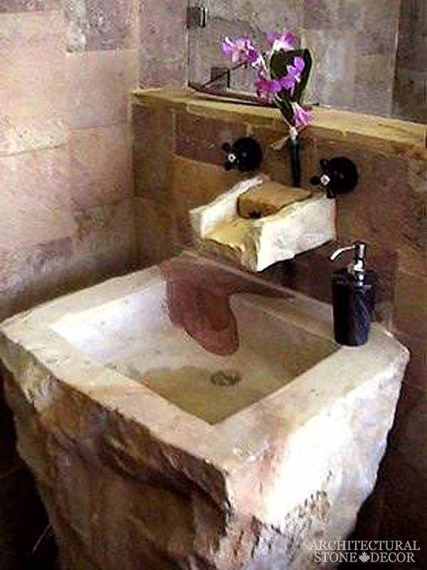 Пример оригинального дизайна: туалет среднего размера в средиземноморском стиле с бежевой плиткой, полом из известняка, раковиной с пьедесталом и столешницей из известняка