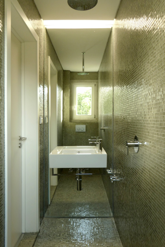 Aménagement d'un petit WC suspendu contemporain avec un lavabo suspendu et un carrelage vert.