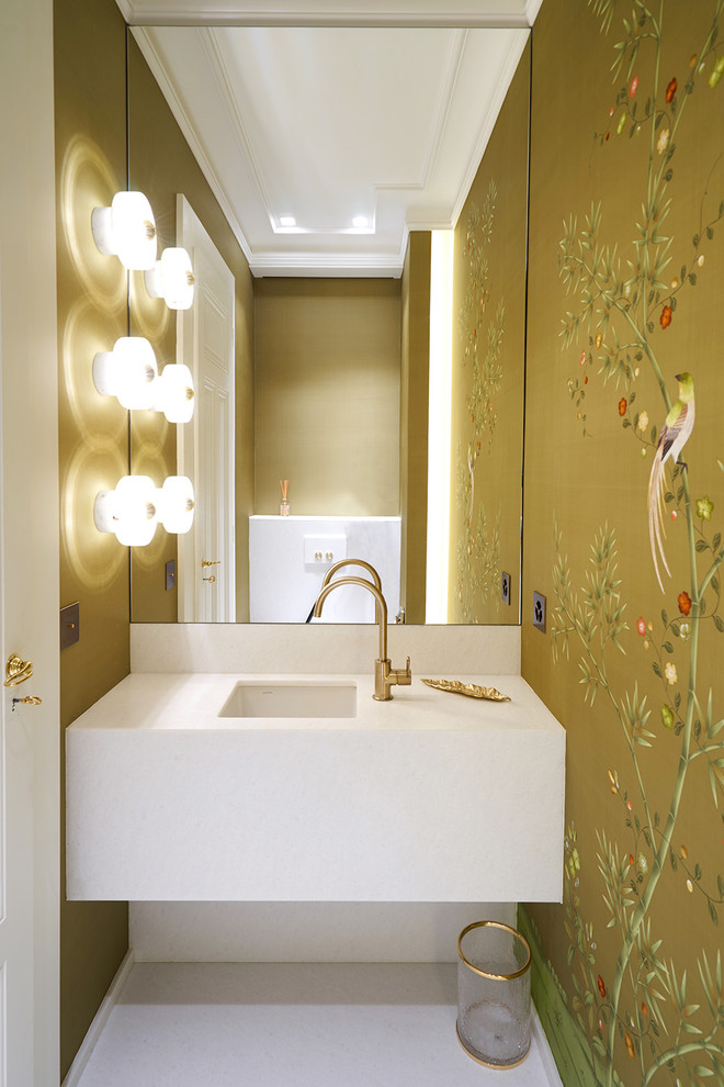 Kleine Moderne Gästetoilette mit Marmorboden, Marmor-Waschbecken/Waschtisch, weißem Boden, weißer Waschtischplatte und Unterbauwaschbecken in Sonstige