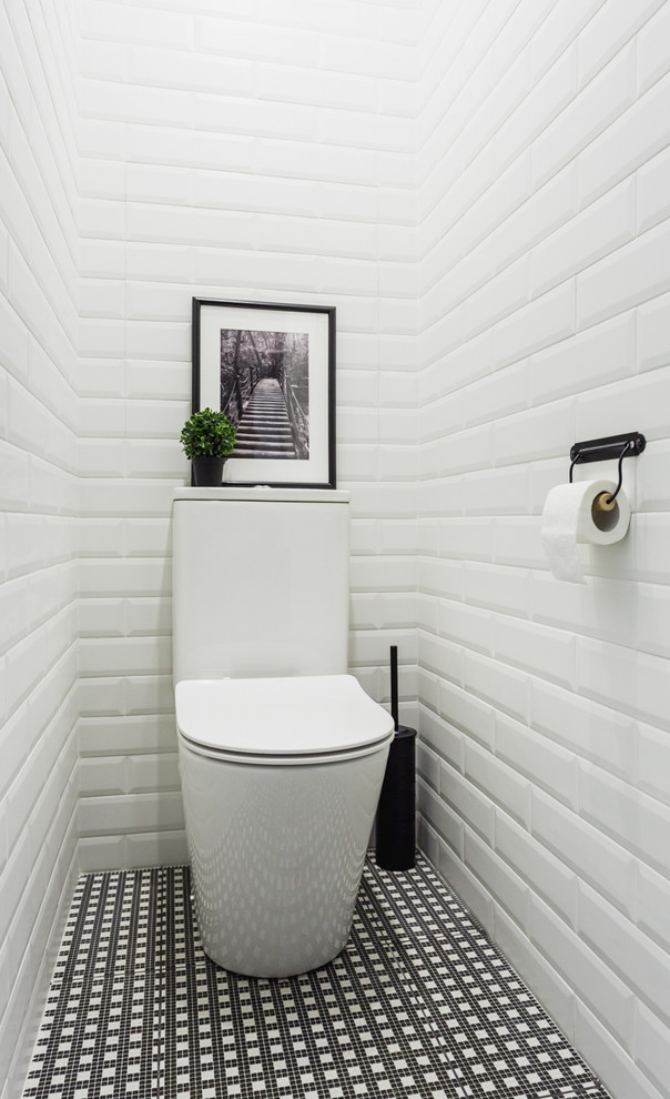 Exempel på ett minimalistiskt toalett, med en toalettstol med hel cisternkåpa, klinkergolv i keramik, vit kakel, tunnelbanekakel och flerfärgat golv