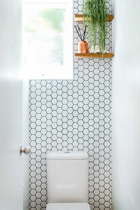 Kleine Moderne Gästetoilette mit hellbraunen Holzschränken, Toilette mit Aufsatzspülkasten, Mosaikfliesen, weißer Wandfarbe und weißen Fliesen in Sydney