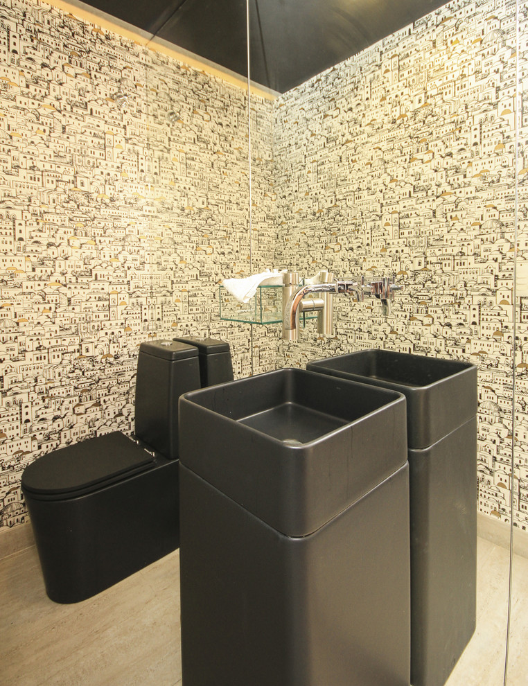 Exempel på ett litet modernt toalett, med ett integrerad handfat och en toalettstol med separat cisternkåpa