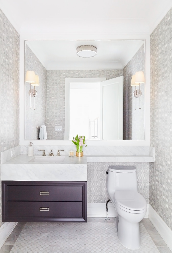 Exempel på ett mellanstort klassiskt vit vitt toalett, med släta luckor, bruna skåp, en toalettstol med hel cisternkåpa, grå väggar, klinkergolv i porslin, ett undermonterad handfat och grått golv