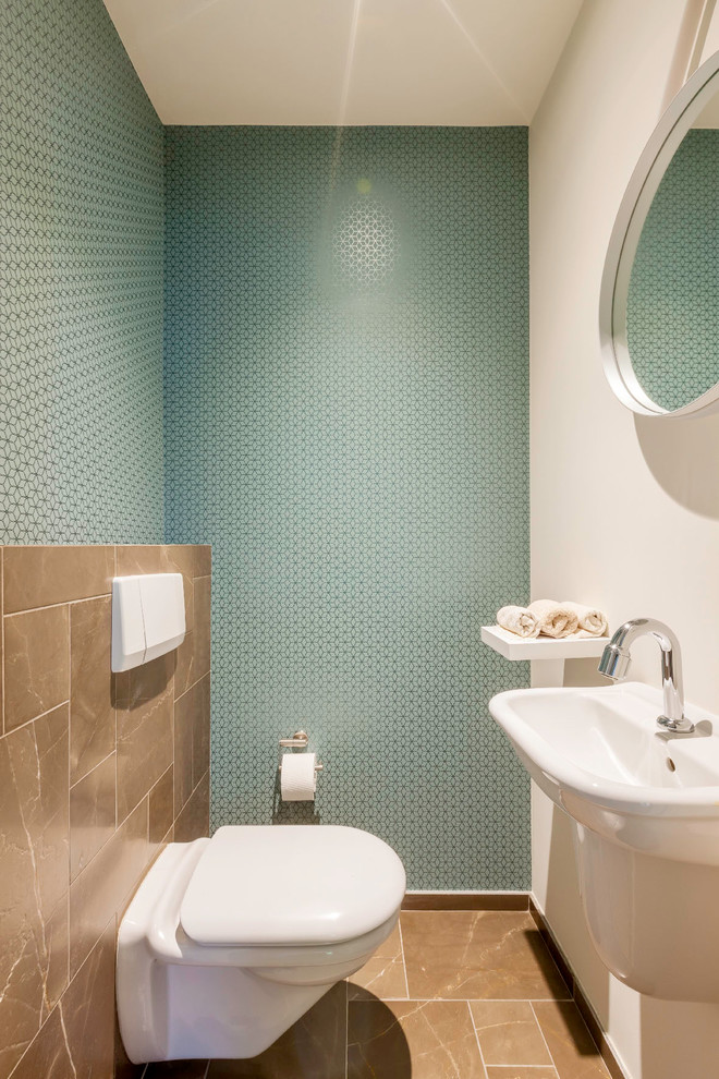 Cette photo montre un WC et toilettes scandinave avec un carrelage marron, un carrelage de pierre et un mur vert.