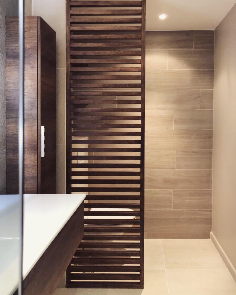 Immagine di un bagno di servizio design di medie dimensioni con WC monopezzo, pareti beige, pavimento con piastrelle in ceramica, lavabo a consolle e pavimento beige