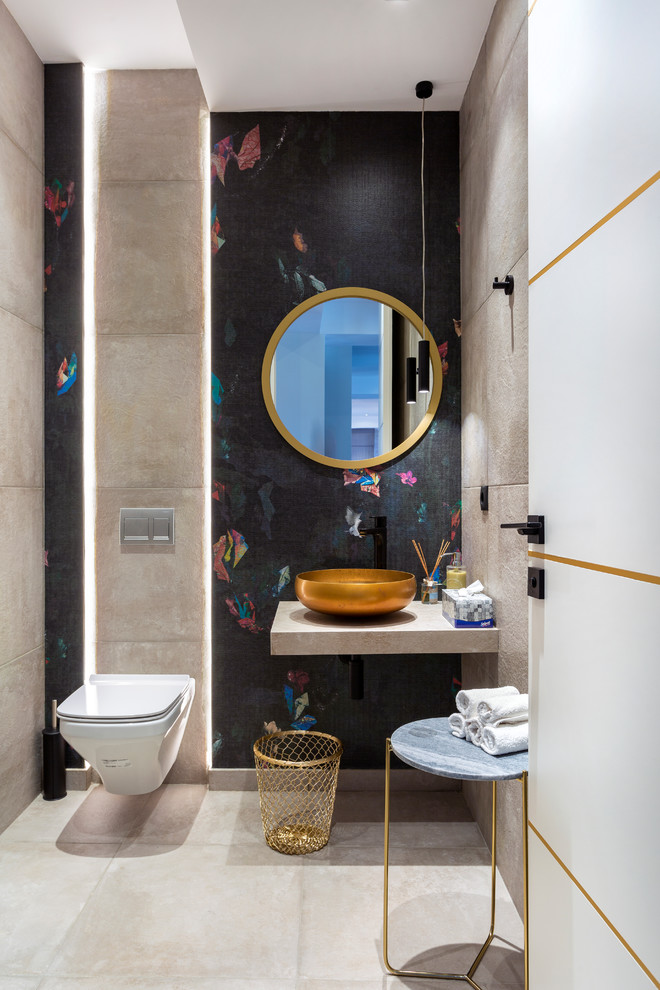 Idées déco pour un WC suspendu contemporain de taille moyenne avec un carrelage beige, un mur beige, une vasque, un sol beige et un plan de toilette beige.