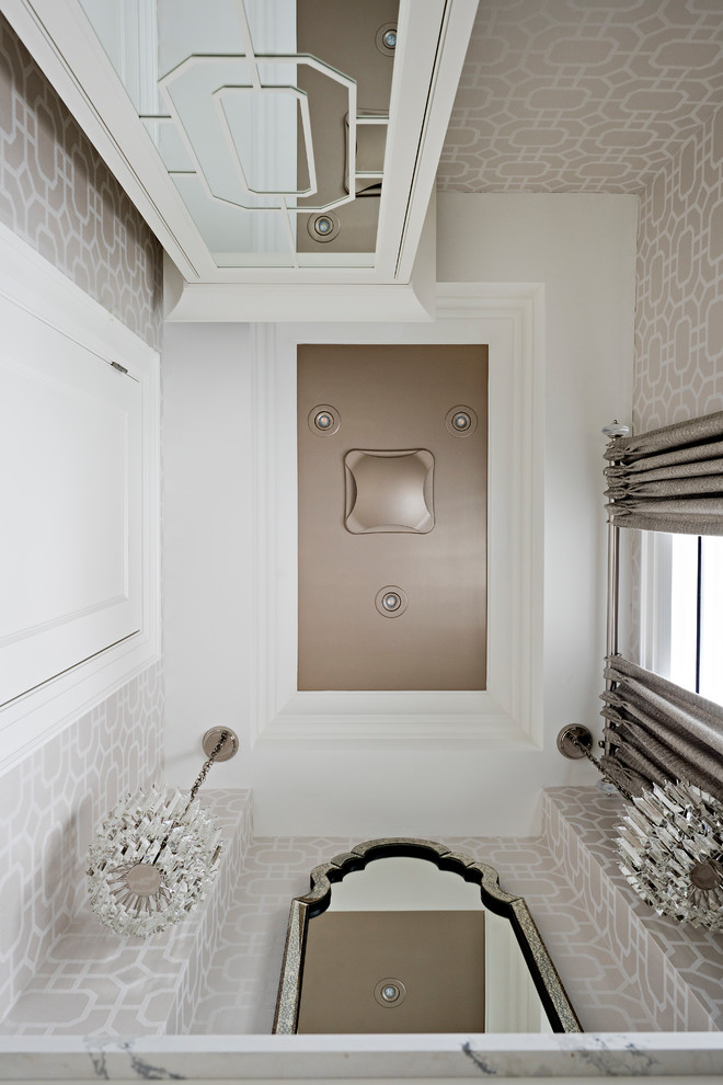 Esempio di un bagno di servizio tradizionale di medie dimensioni con consolle stile comò, ante bianche, pareti beige, pavimento con piastrelle in ceramica, lavabo sottopiano, top in quarzo composito, pavimento beige e top multicolore