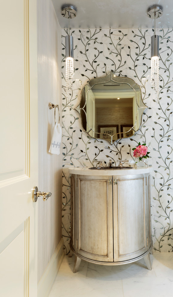 Foto di un piccolo bagno di servizio chic con consolle stile comò, ante grigie, piastrelle di vetro, pavimento in marmo, lavabo a colonna e pavimento bianco