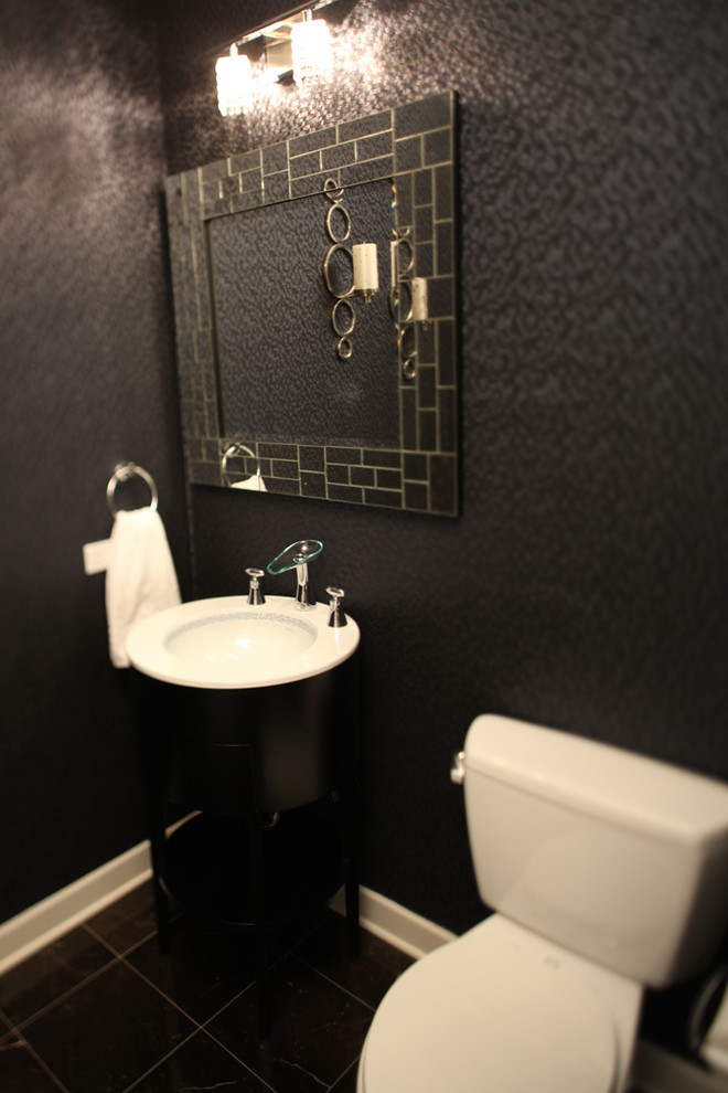 Idéer för ett litet modernt toalett, med ett piedestal handfat, en toalettstol med separat cisternkåpa, svarta väggar och marmorgolv