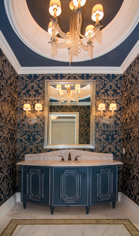 Idee per un bagno di servizio classico con ante blu, top in marmo, pareti blu, pavimento in marmo, consolle stile comò e lavabo sottopiano