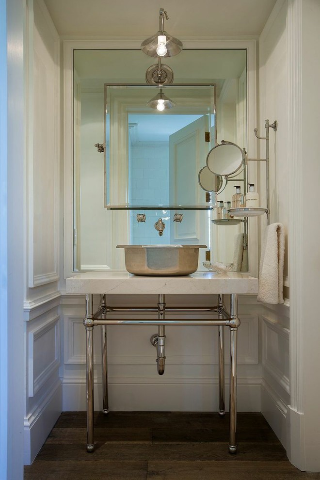 フェニックスにある地中海スタイルのおしゃれなトイレ・洗面所 (ベッセル式洗面器、白い壁、濃色無垢フローリング、白い洗面カウンター) の写真