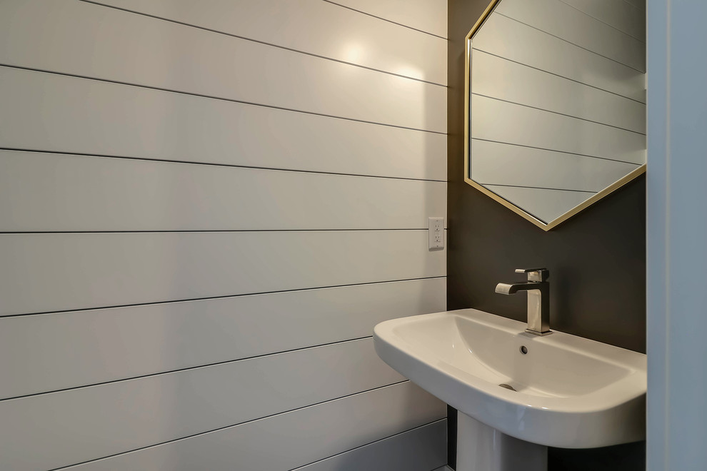 Immagine di un bagno di servizio minimal con piastrelle bianche, pareti grigie e lavabo a colonna
