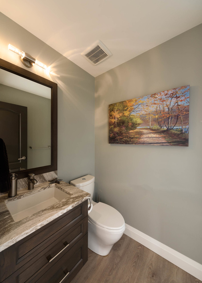Kleine Moderne Gästetoilette mit Schrankfronten im Shaker-Stil, braunen Schränken, Toilette mit Aufsatzspülkasten, grüner Wandfarbe, braunem Holzboden, Unterbauwaschbecken, Quarzit-Waschtisch und braunem Boden in Vancouver