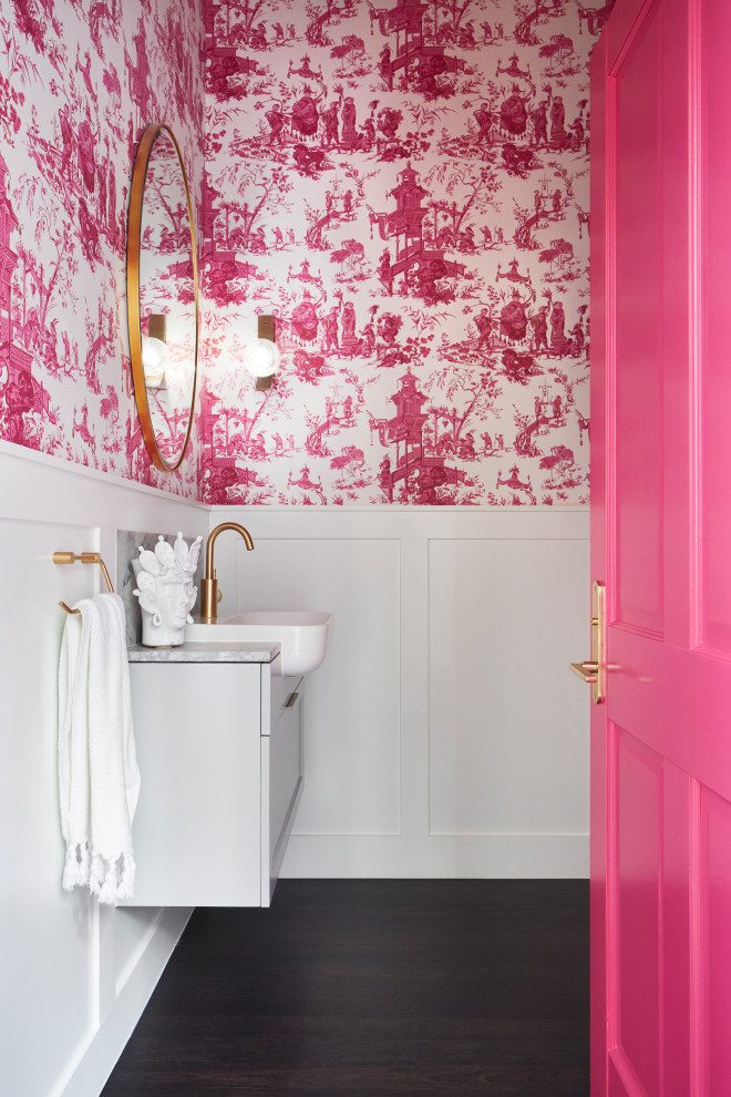 Foto di un piccolo bagno di servizio boho chic con ante lisce, ante bianche, pareti multicolore, lavabo da incasso, top in marmo, pavimento marrone e top grigio
