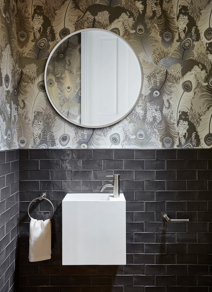 Пример оригинального дизайна: туалет в современном стиле с разноцветными стенами и подвесной раковиной