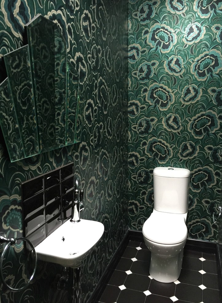 Foto di un bagno di servizio bohémian con piastrelle nere e pareti verdi