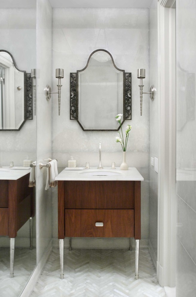 Cette photo montre un petit WC et toilettes tendance en bois foncé avec un placard en trompe-l'oeil, un mur gris, un lavabo encastré, un plan de toilette en marbre, un sol en marbre et du carrelage en marbre.