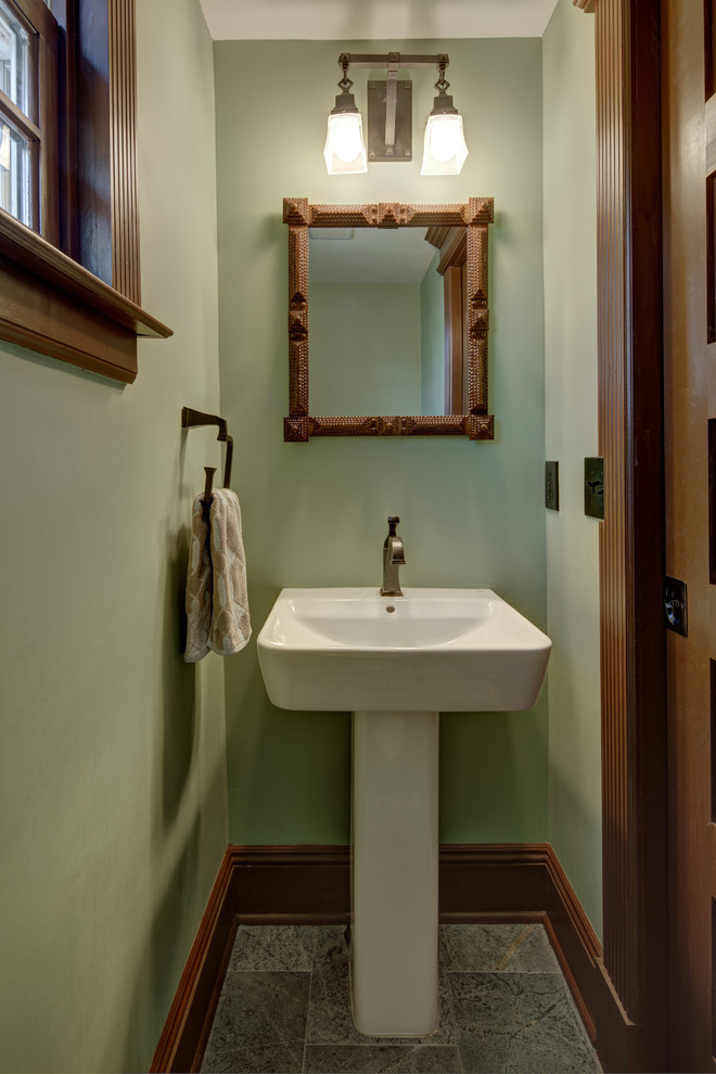 Kleine Urige Gästetoilette mit Wandtoilette mit Spülkasten, grüner Wandfarbe, Schieferboden und Sockelwaschbecken in New York