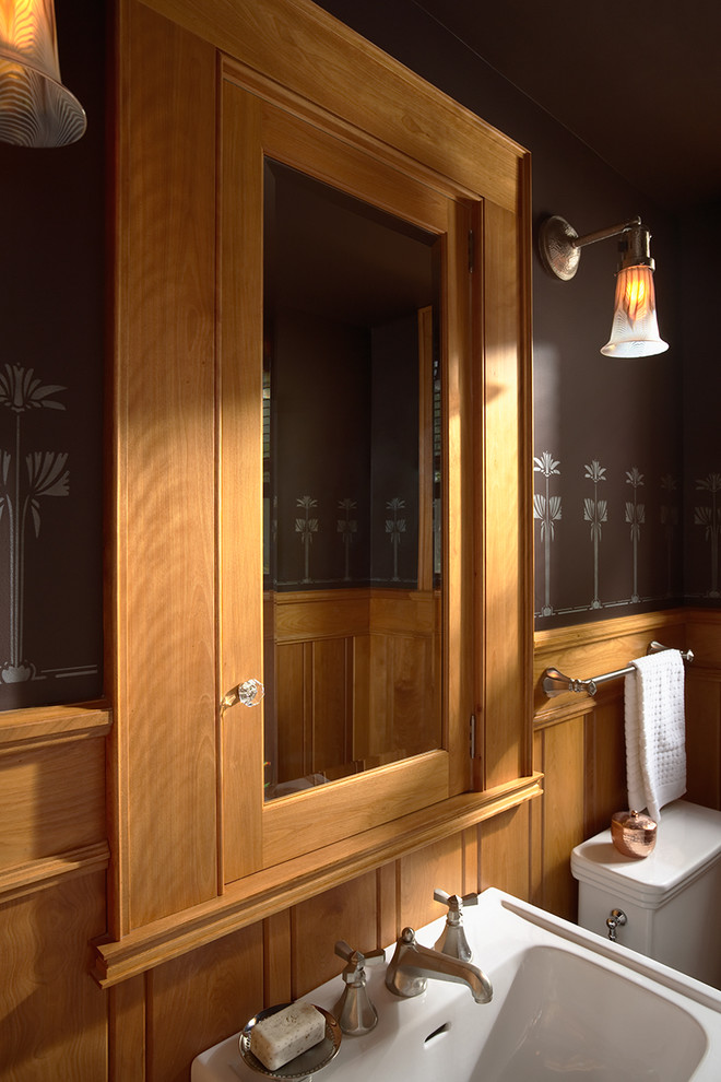 Esempio di un bagno di servizio stile americano con lavabo a colonna, WC monopezzo e pareti nere