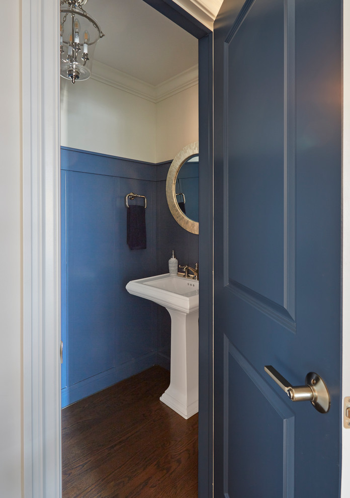 Свежая идея для дизайна: туалет в морском стиле с синими стенами, темным паркетным полом, раковиной с пьедесталом и коричневым полом - отличное фото интерьера