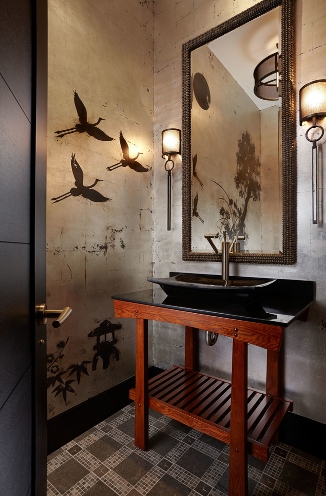 Diseño de aseo de estilo zen pequeño con lavabo sobreencimera, armarios abiertos, puertas de armario de madera en tonos medios, paredes multicolor, suelo con mosaicos de baldosas, encimera de granito, suelo beige y encimeras negras