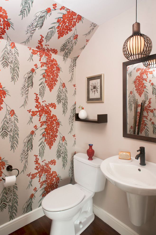 Kleine Asiatische Gästetoilette mit bunten Wänden, dunklem Holzboden, Wandwaschbecken, Toilette mit Aufsatzspülkasten und braunem Boden in Philadelphia