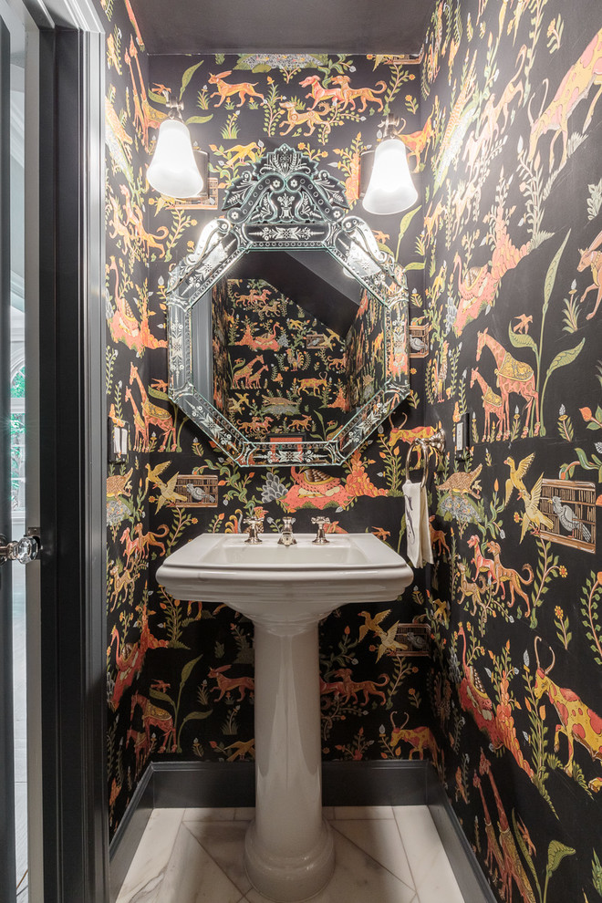 Asiatisk inredning av ett toalett, med flerfärgade väggar, ett piedestal handfat och vitt golv