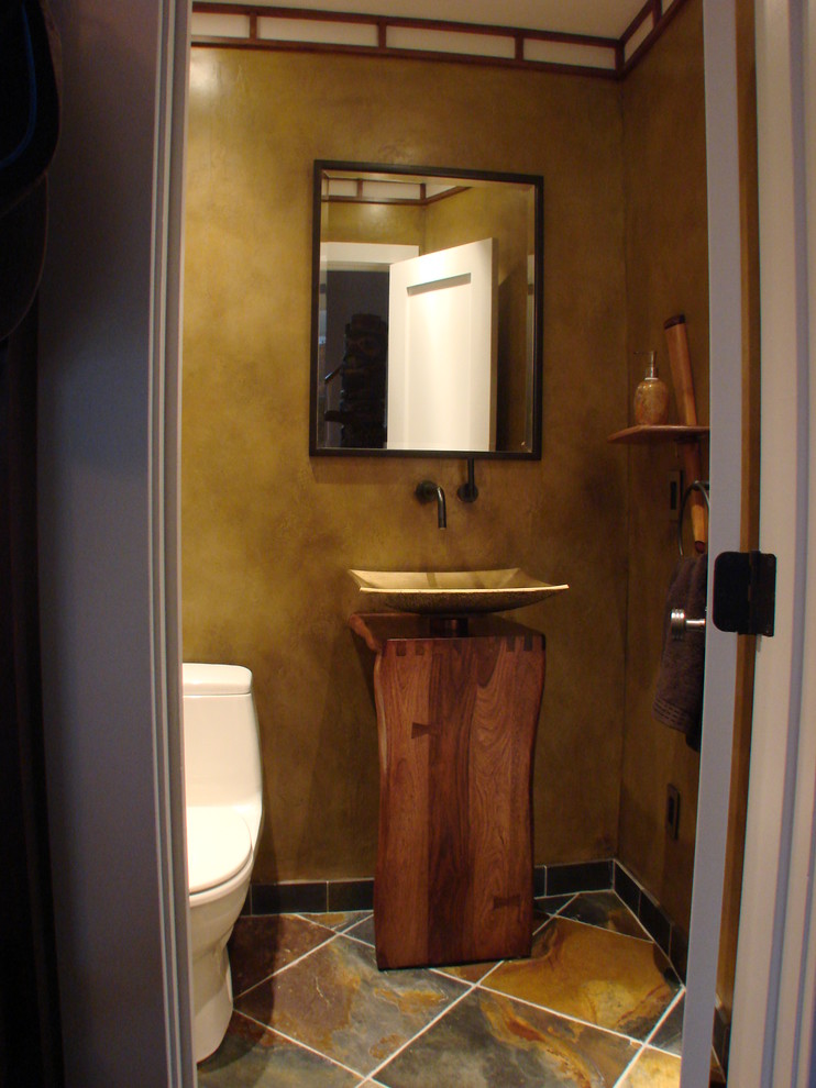 Réalisation d'un petit WC et toilettes asiatique avec WC à poser, un mur beige, un sol en carrelage de céramique, une vasque et un sol gris.