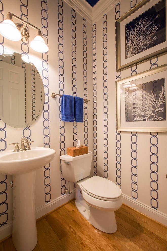 ボルチモアにあるお手頃価格の小さなトランジショナルスタイルのおしゃれなトイレ・洗面所 (ペデスタルシンク、分離型トイレ、無垢フローリング、茶色い床) の写真