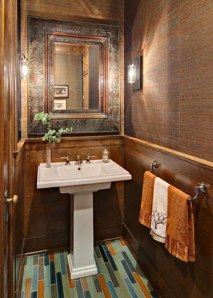 Пример оригинального дизайна: маленький туалет в классическом стиле с раковиной с пьедесталом, разноцветной плиткой, коричневыми стенами, полом из мозаичной плитки и разноцветным полом для на участке и в саду