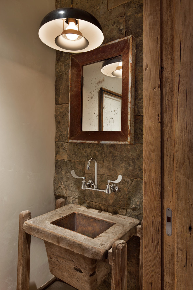 Idee per un bagno di servizio rustico con pareti bianche, lavabo sottopiano e top in legno
