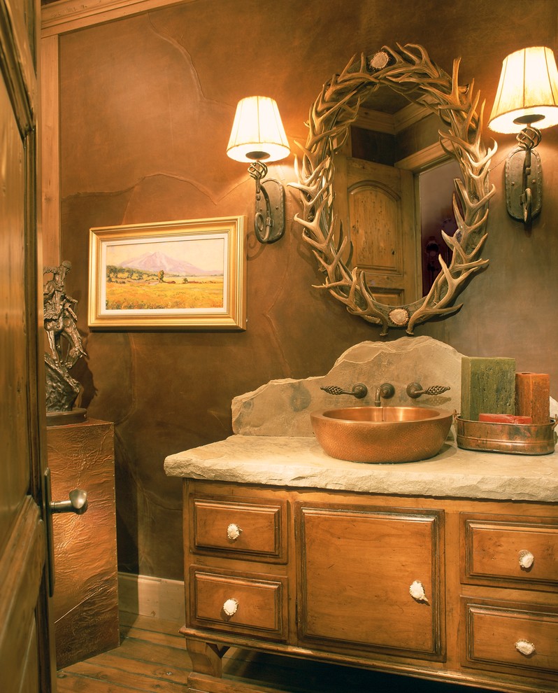 Mittelgroße Urige Gästetoilette mit Aufsatzwaschbecken, hellbraunen Holzschränken, dunklem Holzboden, profilierten Schrankfronten, brauner Wandfarbe und beiger Waschtischplatte in Denver