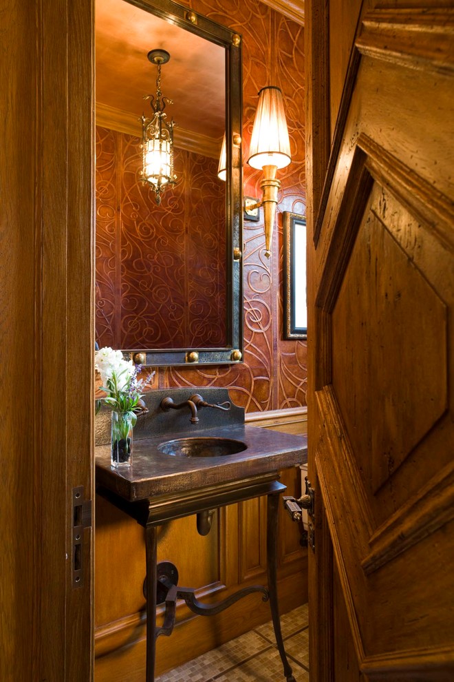 Idee per un piccolo bagno di servizio mediterraneo con WC a due pezzi, piastrelle beige, pareti marroni, pavimento con piastrelle a mosaico, top in rame e lavabo a consolle