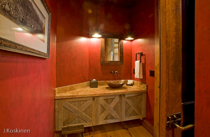 Idee per un bagno di servizio country di medie dimensioni con ante in legno scuro, pareti rosse, pavimento in legno massello medio e lavabo a bacinella
