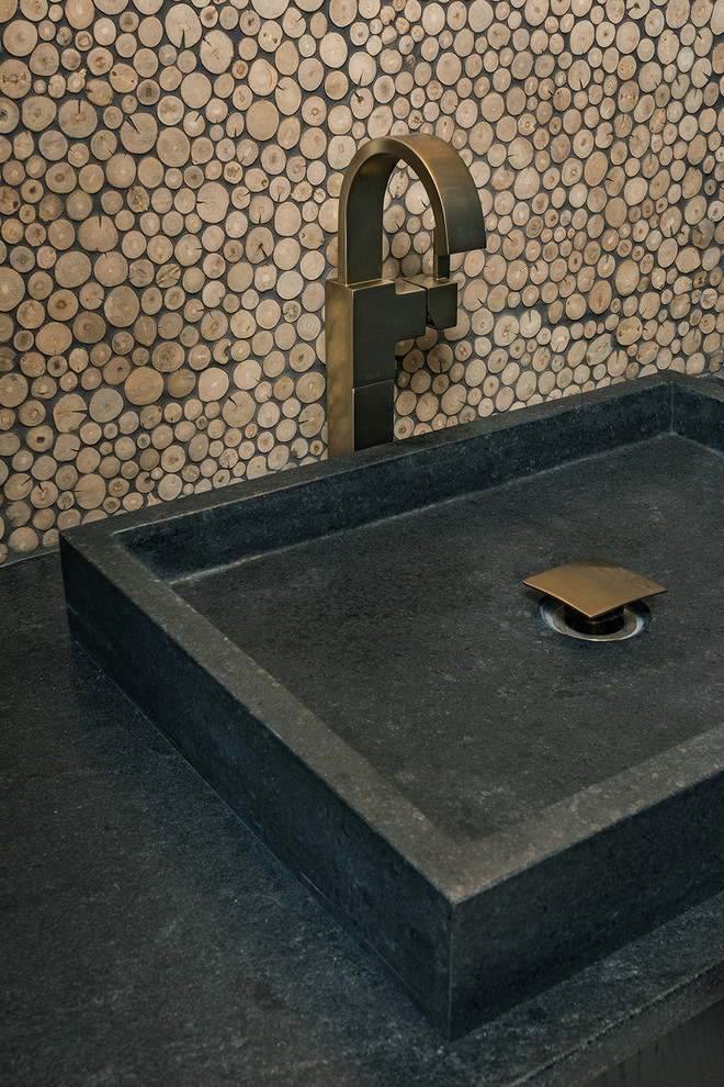 Idées déco pour un petit WC et toilettes contemporain avec un placard à porte plane, des portes de placard noires, un carrelage beige, mosaïque, un mur noir, parquet clair, une vasque, un plan de toilette en stéatite, un sol beige et un plan de toilette noir.