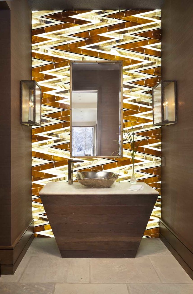 Réalisation d'un WC et toilettes design en bois foncé de taille moyenne avec un sol en carrelage de céramique, une vasque, un plan de toilette en marbre, un mur multicolore et un sol beige.