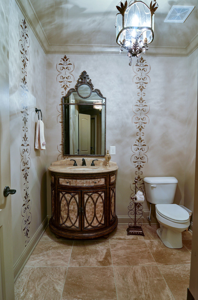 Exemple d'un WC et toilettes méditerranéen avec un mur beige, un sol en travertin et un sol beige.