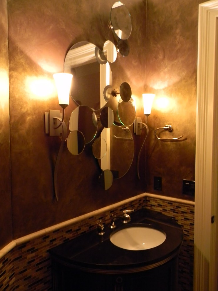 Aménagement d'un petit WC et toilettes contemporain en bois foncé avec un placard en trompe-l'oeil, WC à poser, un carrelage multicolore, un carrelage en pâte de verre, un mur marron, un sol en calcaire, un lavabo encastré et un sol beige.