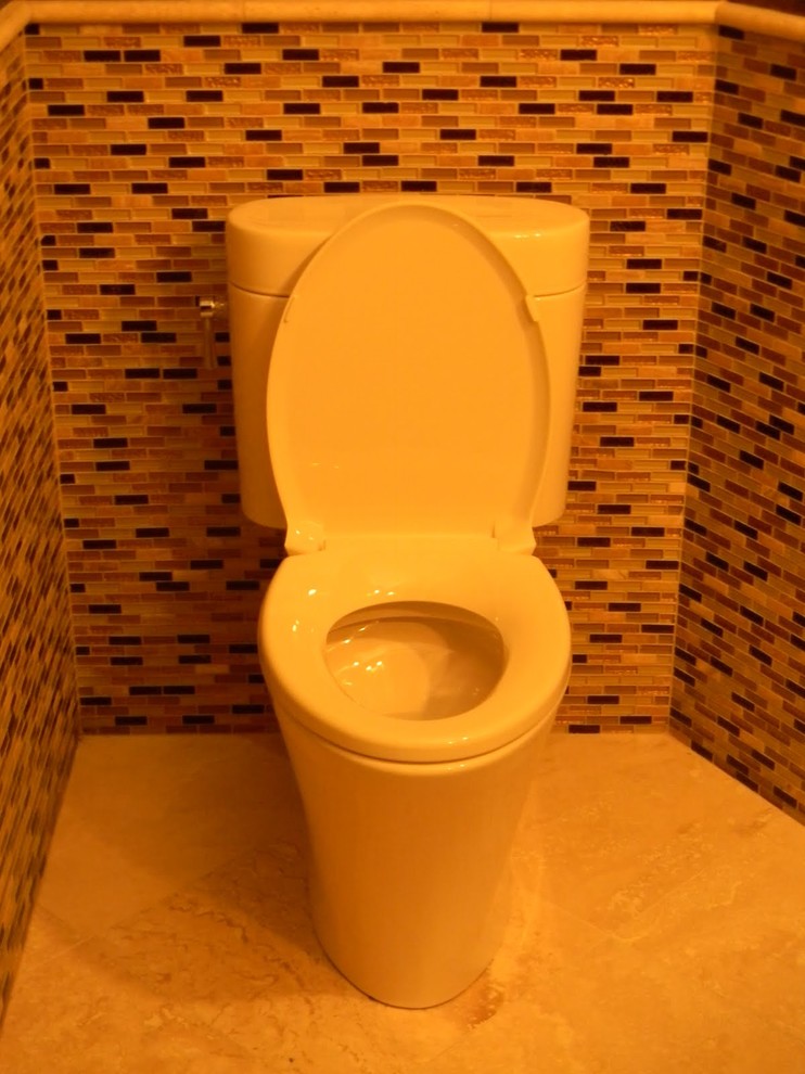 Inspiration pour un petit WC et toilettes design en bois foncé avec un placard en trompe-l'oeil, WC à poser, un carrelage multicolore, un carrelage en pâte de verre, un mur marron, un sol en calcaire, un lavabo encastré et un sol beige.
