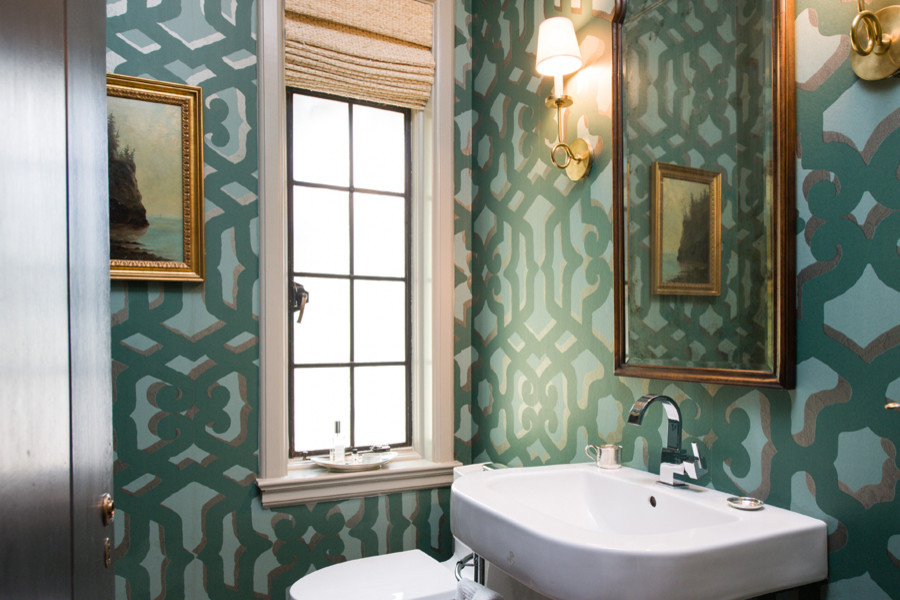 Foto de aseo clásico de tamaño medio con paredes verdes y lavabo suspendido