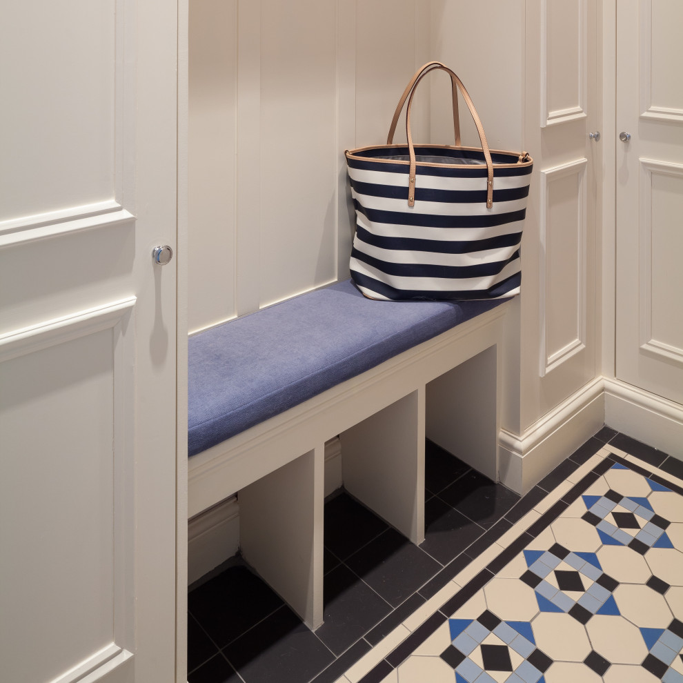 Aménagement d'un petit WC et toilettes contemporain avec un placard sans porte, des portes de placard blanches, tomettes au sol, un sol bleu et meuble-lavabo encastré.