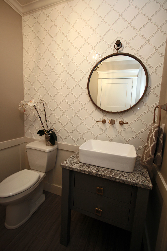 Cette photo montre un petit WC et toilettes chic avec un placard en trompe-l'oeil, des portes de placard grises, WC séparés, un carrelage blanc, des carreaux de porcelaine, un mur gris, un sol en carrelage de porcelaine, une vasque et un plan de toilette en granite.