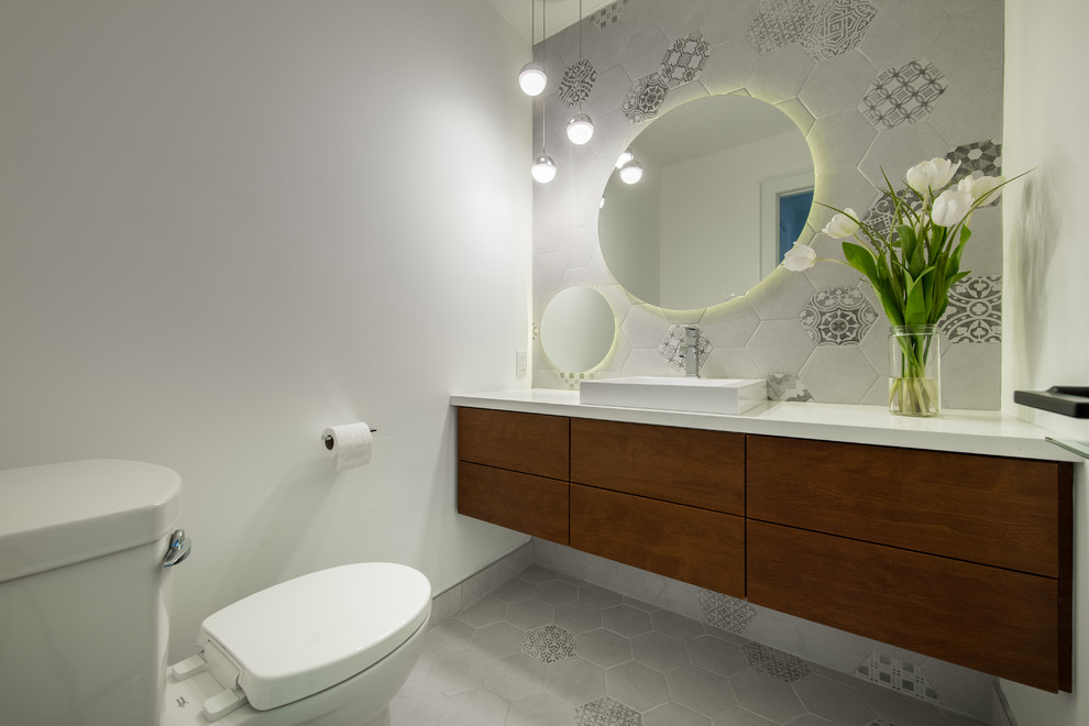 Idéer för ett modernt vit toalett, med släta luckor, skåp i mellenmörkt trä, grå kakel, mosaik, grå väggar, mosaikgolv, ett fristående handfat och grått golv