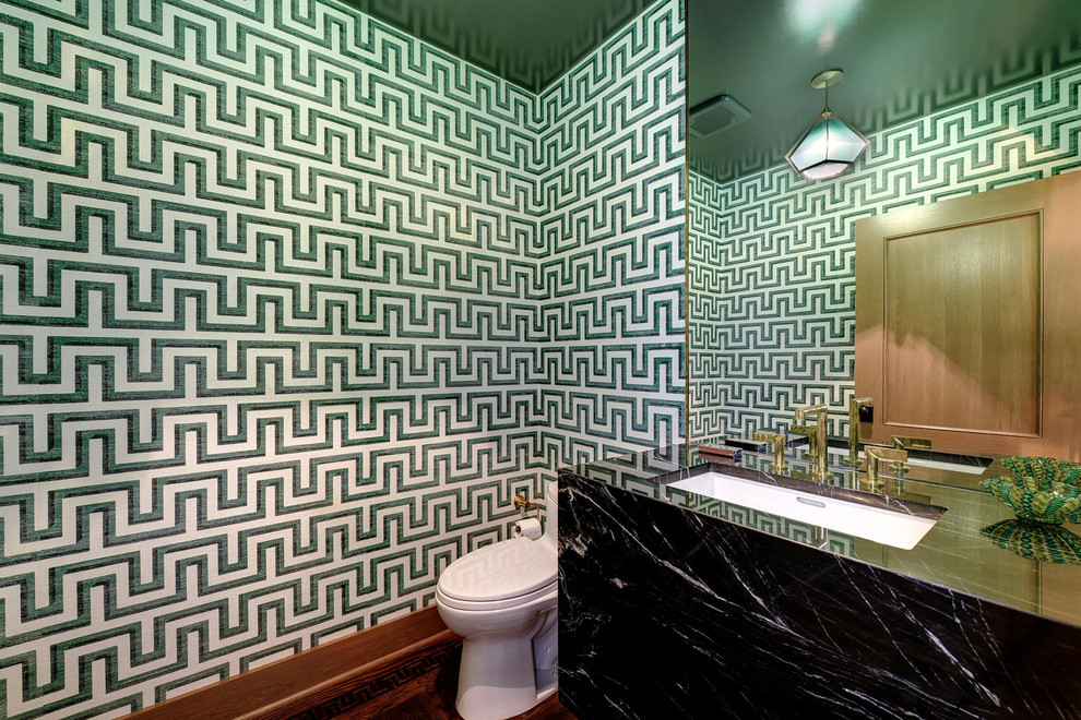 Inspiration pour un WC et toilettes traditionnel de taille moyenne avec un mur vert, un lavabo encastré, WC à poser, un sol en bois brun, un plan de toilette en marbre, un sol marron et un plan de toilette noir.