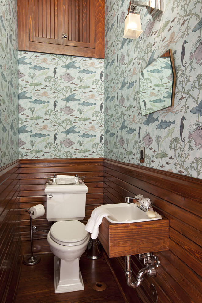 Свежая идея для дизайна: туалет в морском стиле с накладной раковиной - отличное фото интерьера