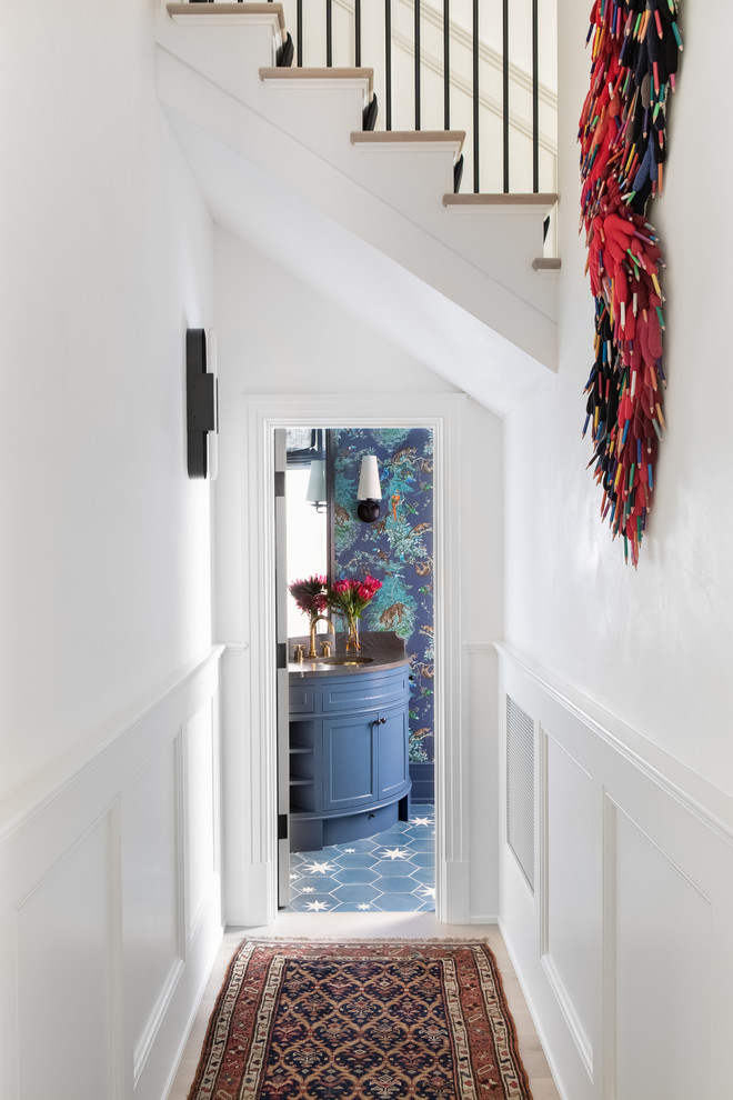 Источник вдохновения для домашнего уюта: большой туалет в стиле неоклассика (современная классика) с полом из керамической плитки, синим полом и черной столешницей