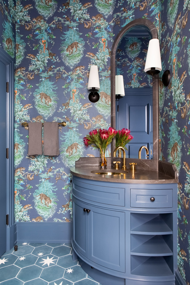 Cette image montre un grand WC et toilettes traditionnel avec un sol en carrelage de céramique, un placard à porte shaker, des portes de placard bleues, un mur multicolore, un lavabo encastré, un sol multicolore et un plan de toilette bleu.