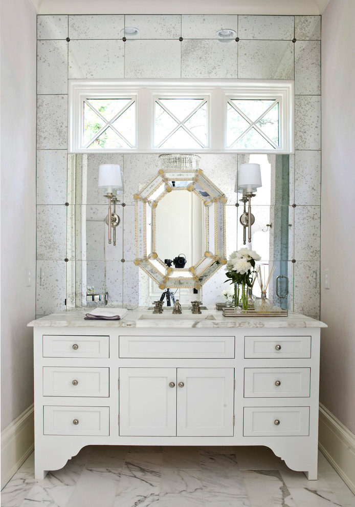 Idéer för ett klassiskt toalett, med möbel-liknande, vita skåp, spegel istället för kakel och vitt golv