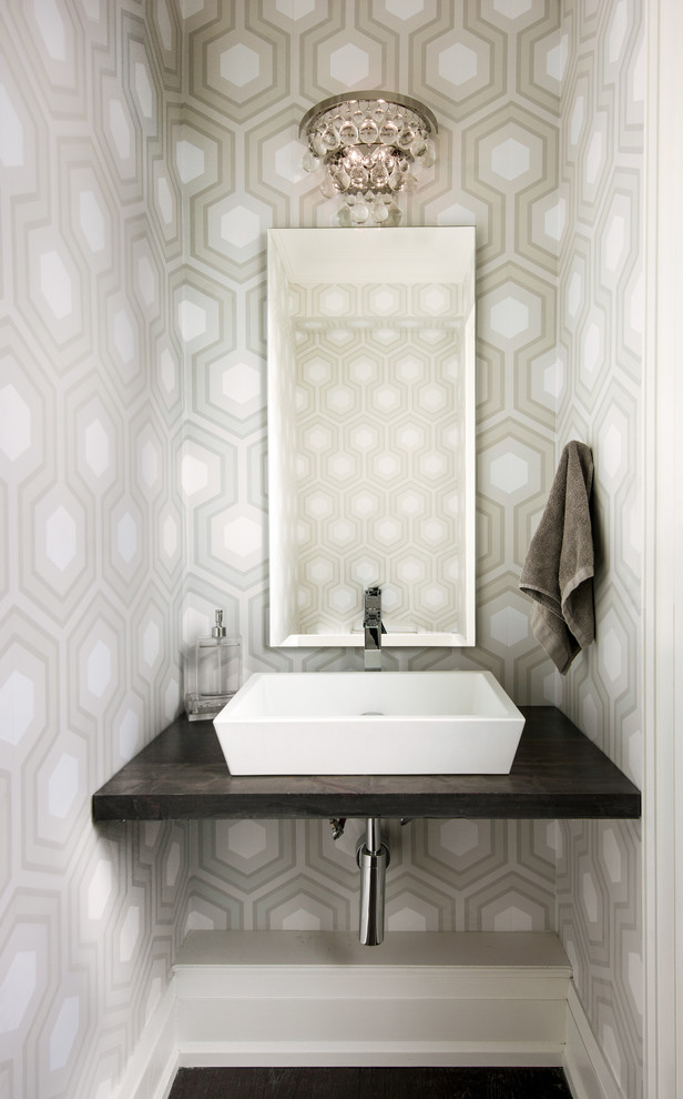 Foto på ett litet funkis brun toalett, med ett fristående handfat, träbänkskiva och flerfärgade väggar